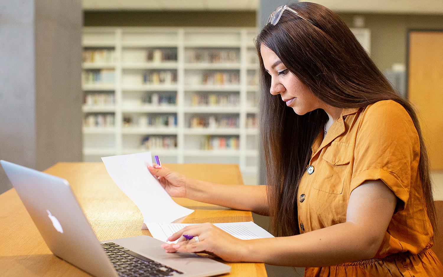 Student chats with financial services counselor